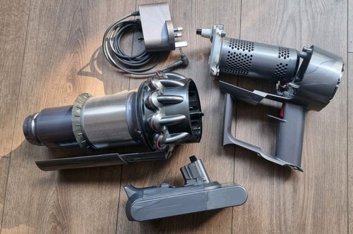 Dyson v11 for spares and - dyson,